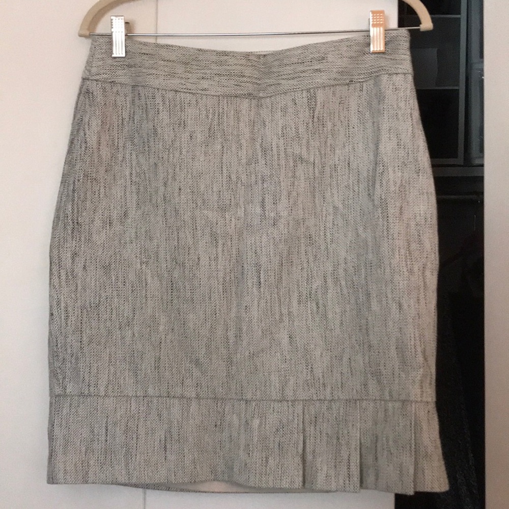 Gray (lined) skirt - like new condition- size 6